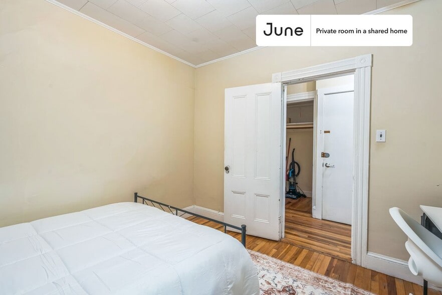 Building Photo - Room in Shared 4 bed/1 bath home
