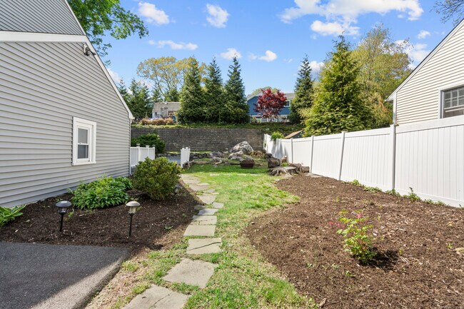 Building Photo - 14 Meadowpark Ave N