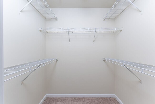 Building Photo - 3 Bedroom Townhouse Style Apartments END U...