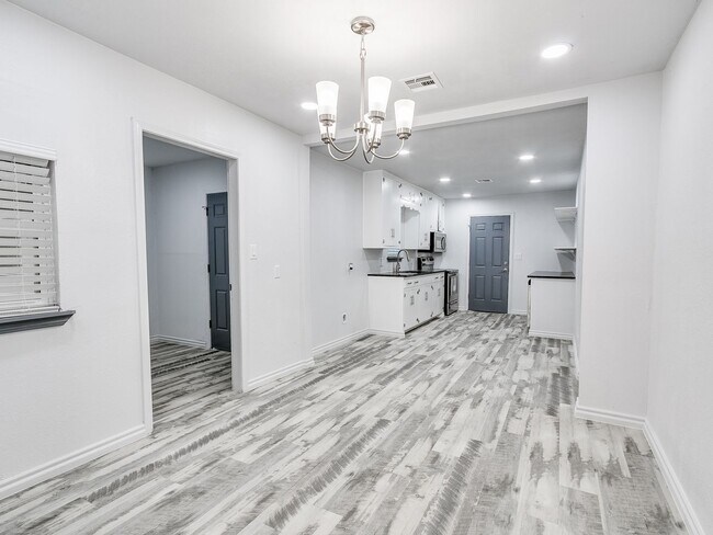 Building Photo - Freshly Renovated | 3 Bed | 2 Bath | Large...