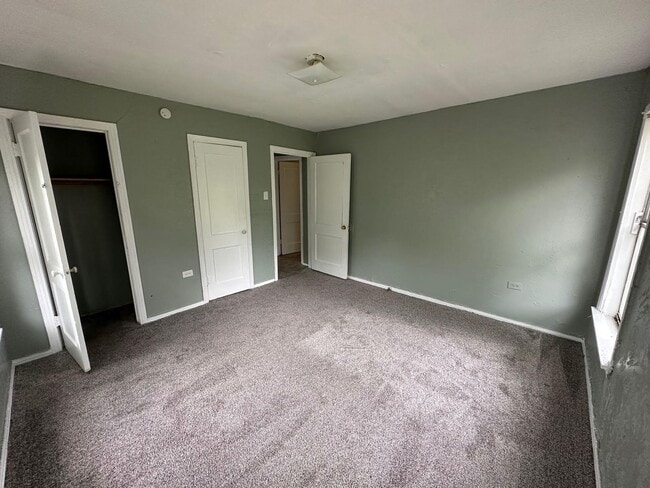Building Photo - 3917 Roselawn Dr