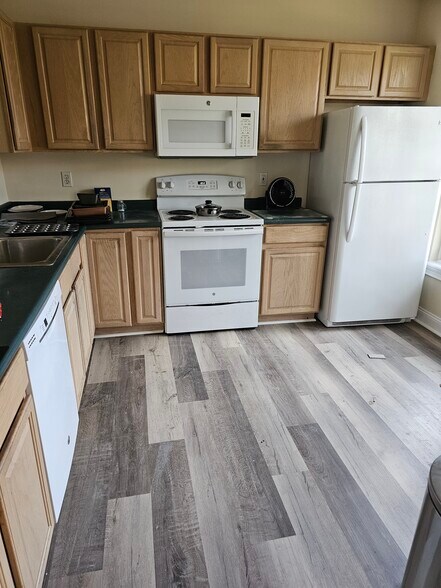 Building Photo - 17 Troy Ln