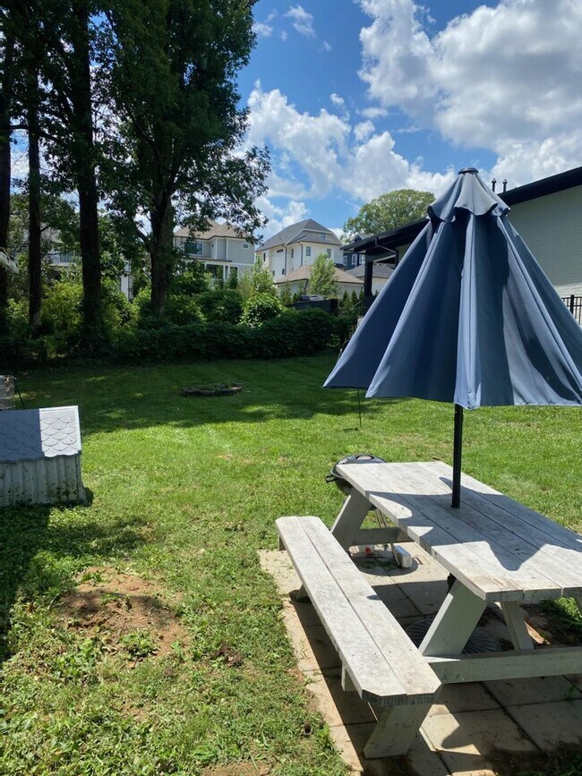 Building Photo - 418 Iverson Way