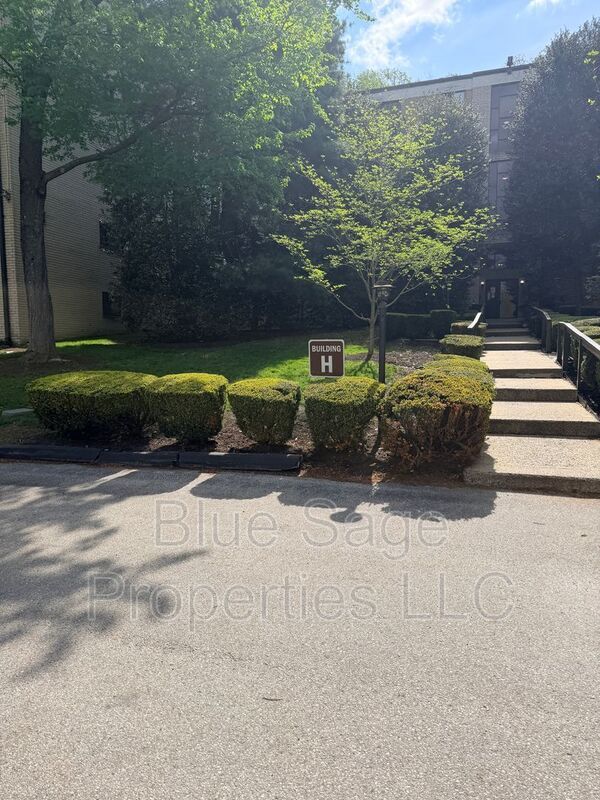 Building Photo - 400 Glendale Rd