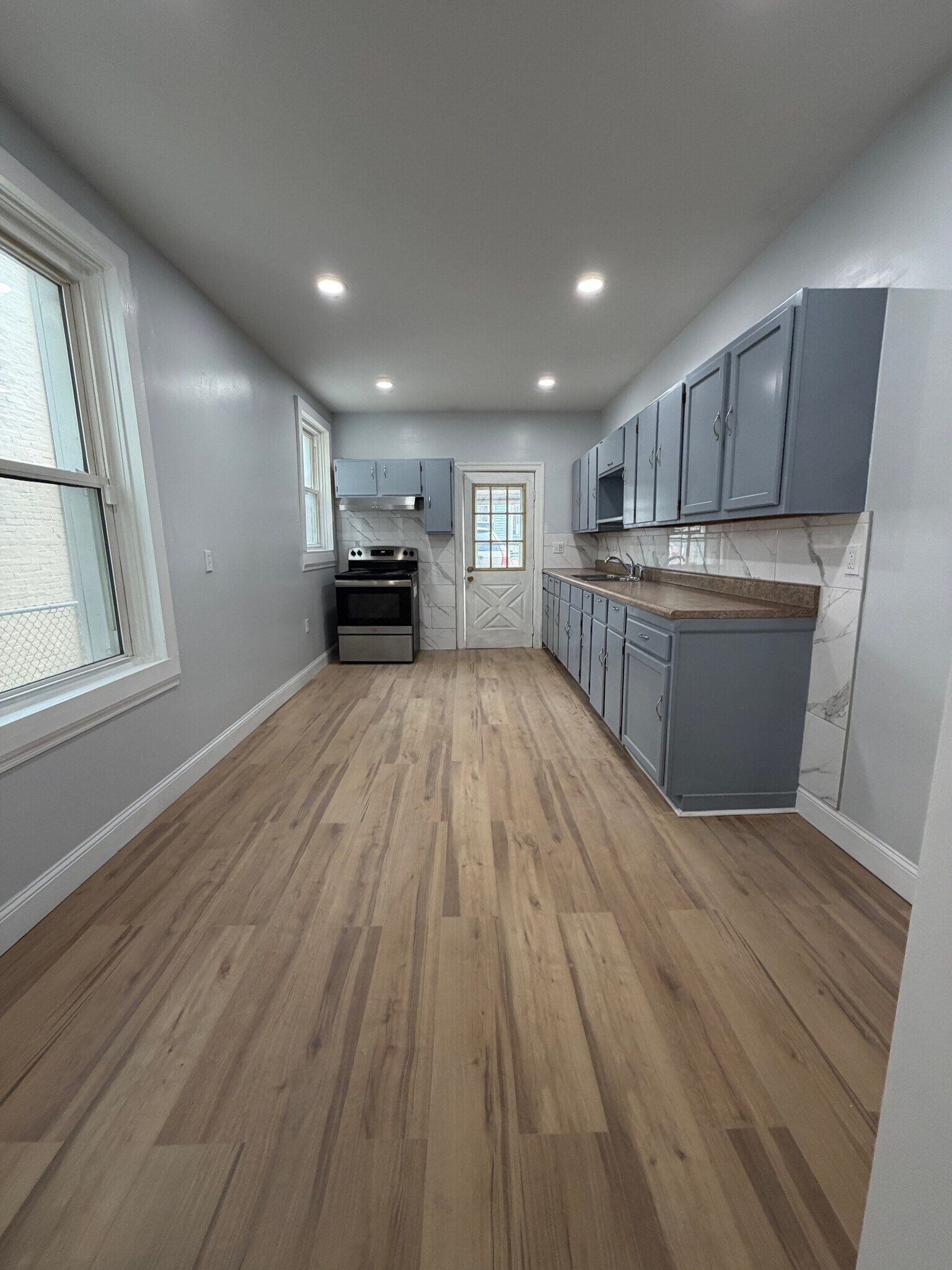 Building Photo - 644 E Madison St