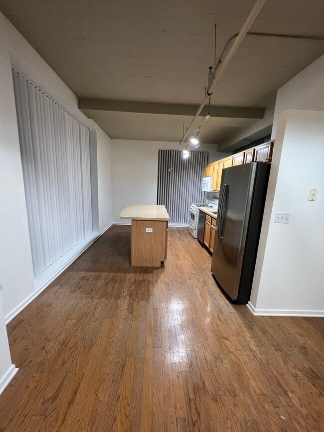 Building Photo - 1525 S Sangamon St