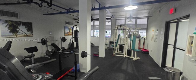 Building Photo - 2016 Bay Dr