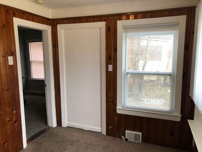 Building Photo - Charming Renovated 2-Bedroom Lower Unit – Section 8 Welcome