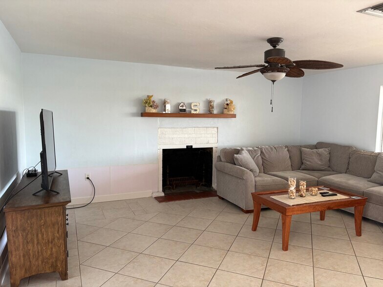 Building Photo - 381 Delido Ct