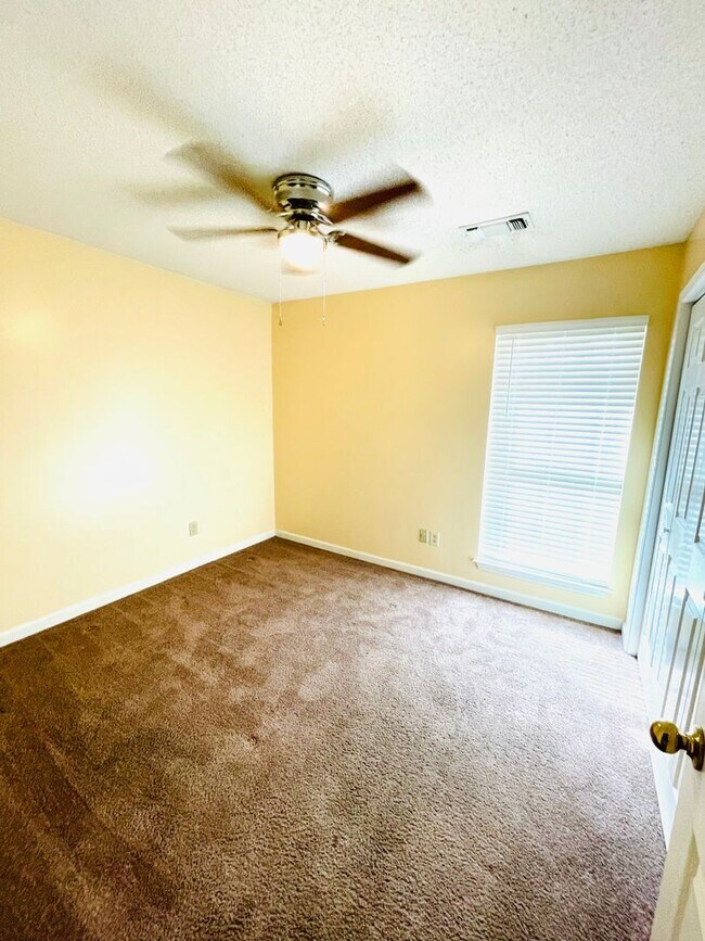 Building Photo - **3 Bed 2 Bath located off Atlanta Hwy ** ...