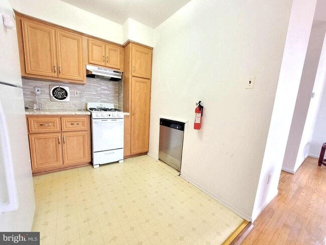 Building Photo - 628 W Providence Rd