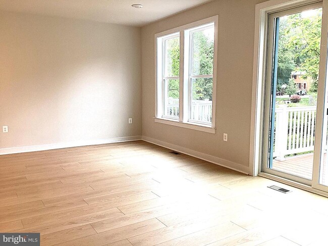 Building Photo - 10590 Red Oak St