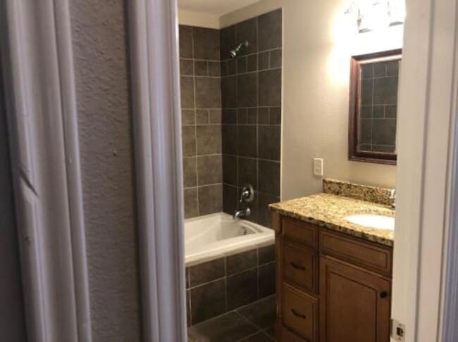 Building Photo - 2 Bedrooms / 1 Bathroom