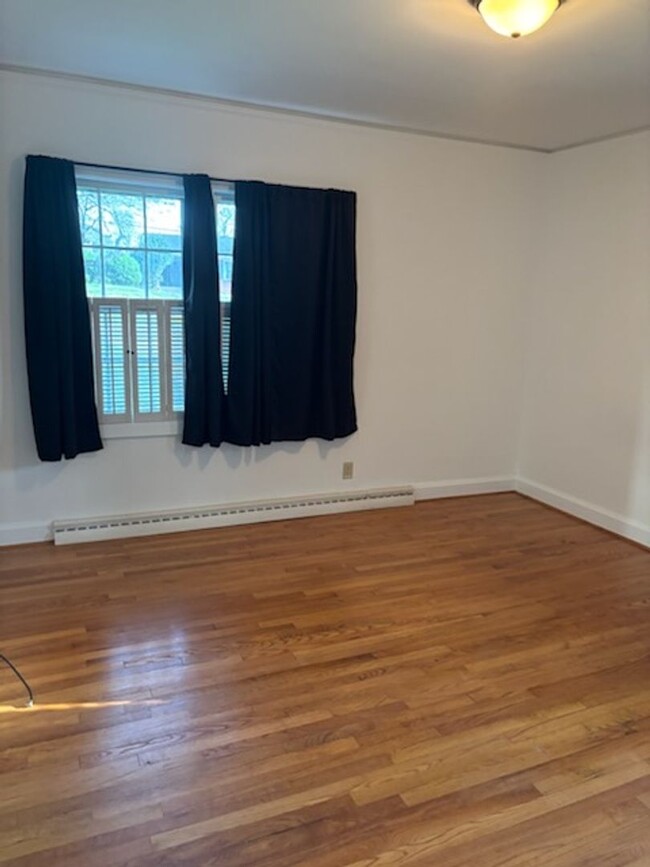 Building Photo - Fantastic Location & Price