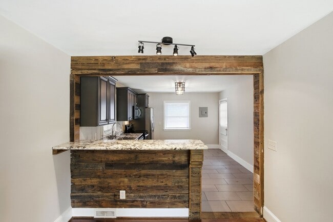 Building Photo - Move-in Ready 3 Bedroom Ranch Home in Eastway Park