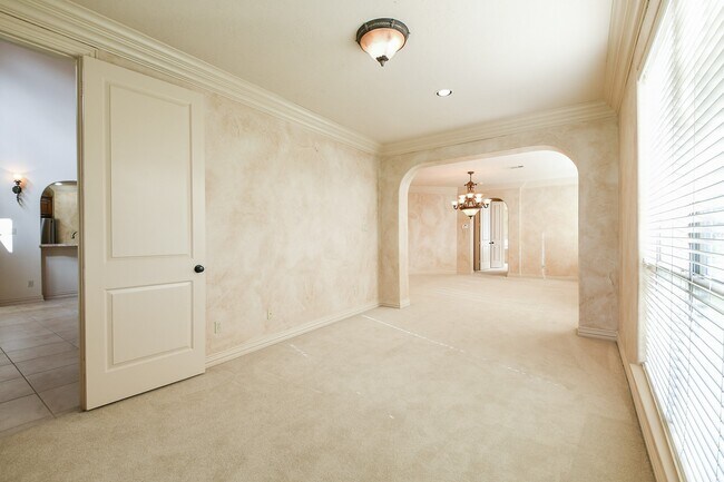 Building Photo - 2014 Flower Garden Ln