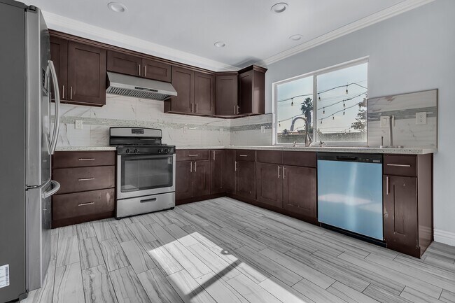 Building Photo - 952 E Cottonwood St