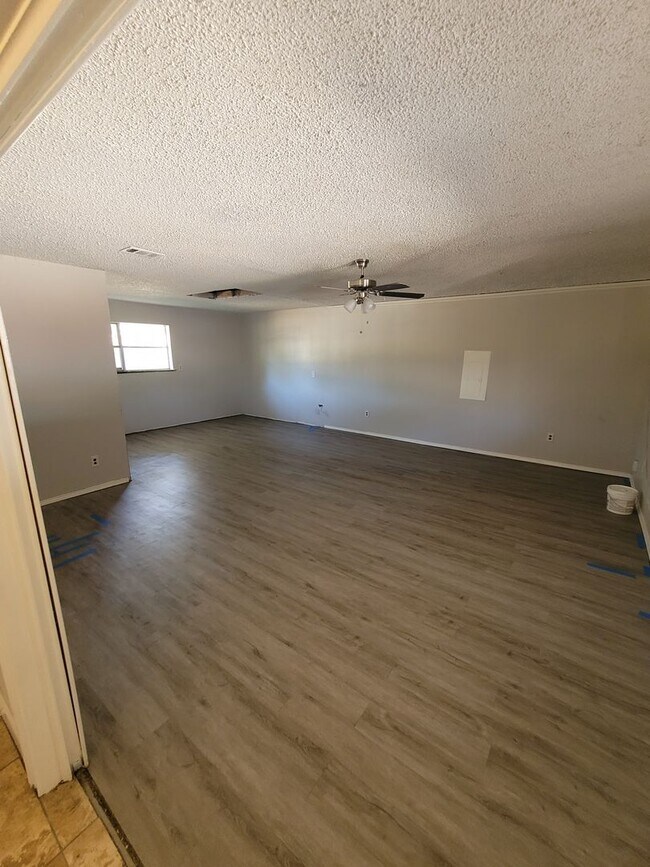 Building Photo - Modern living in Mesquite