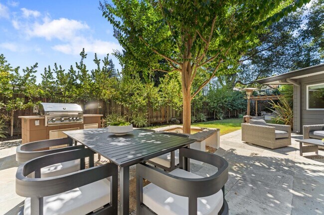 Building Photo - 705 Evergreen St