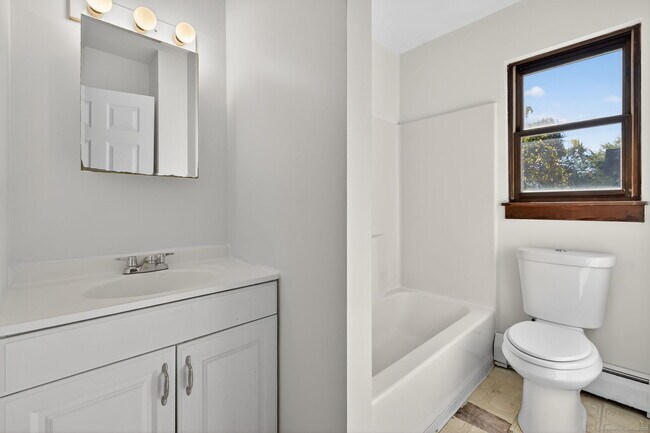 Building Photo - 33 Guilford St