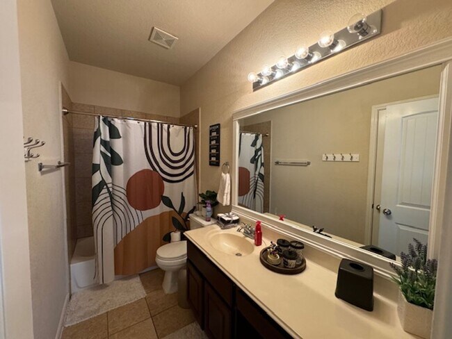 Building Photo - Texas Size Home!! Featuring over 2700 sq ft