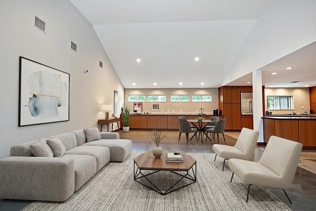 Building Photo - 5643 Terwilliger Way