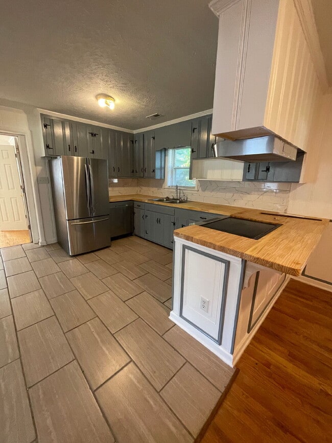 Building Photo - SPACIOUS BRICK RANCH in GOLDSBORO! 4 BR, 2 BA - FENCED-IN YARD *Convenient to SJAFB*