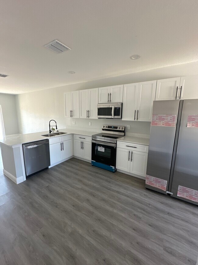 Building Photo - 6918-6920 Dickinson Dr