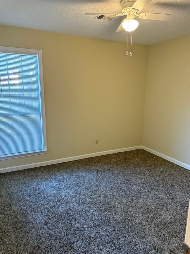 Building Photo - 7200 Devine St