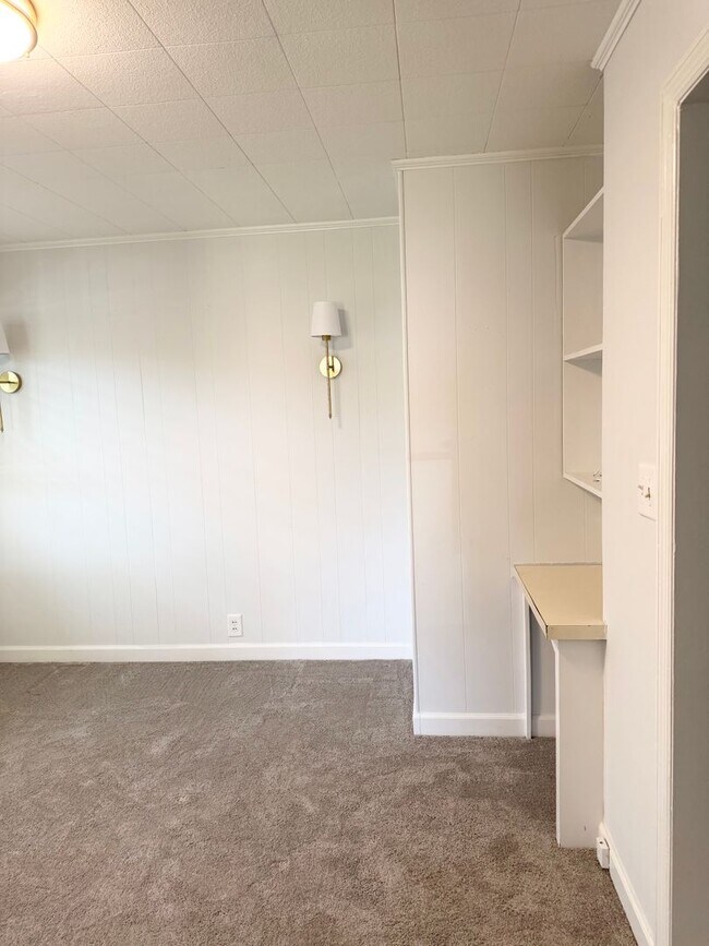 Building Photo - Charming Move-In Ready Home with Bonus Space & Spacious Yard!