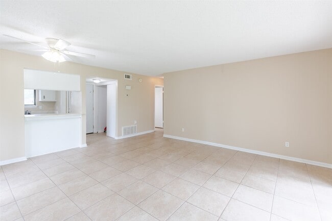 Building Photo - 15919 Golf Club Dr