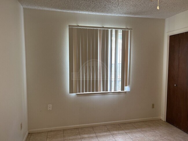 Building Photo - 2408 Carnation Dr