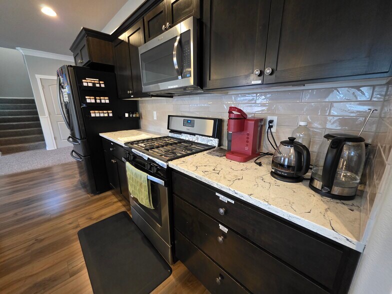 Gas stove & shared coffee/hot water kettle - 10721 NE 109th St