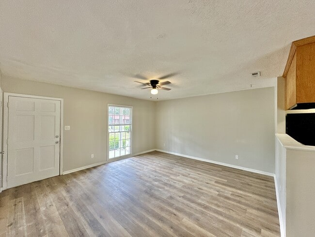 Building Photo - 2600 Deborah Dr