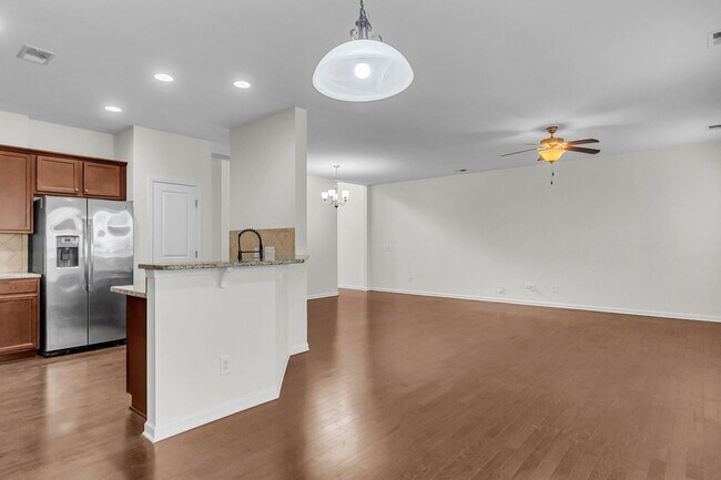 Building Photo - Spacious Summerville Home Near Historic Downtown