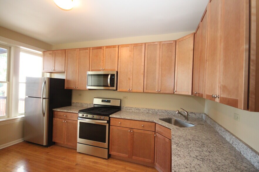 Building Photo - 1336 W Belmont Ave