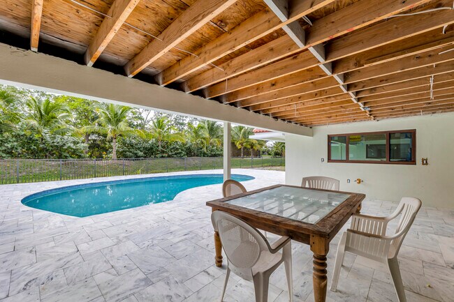 Building Photo - 5924 Pinebrook Dr