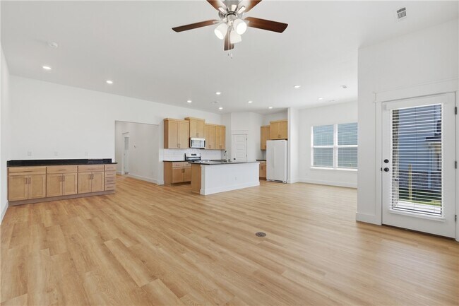 Building Photo - 5071 Vista Ave
