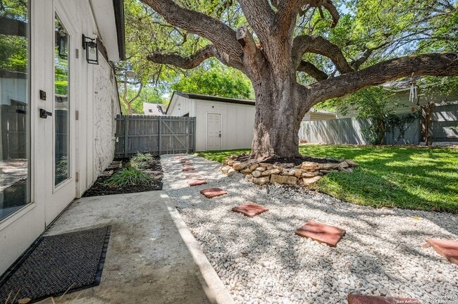 Building Photo - 423 College Blvd