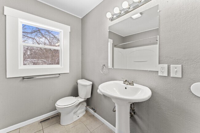 Building Photo - 2 Bedroom Home with Spacious Fenced In Yard!  1st Month's Rent is Free!*