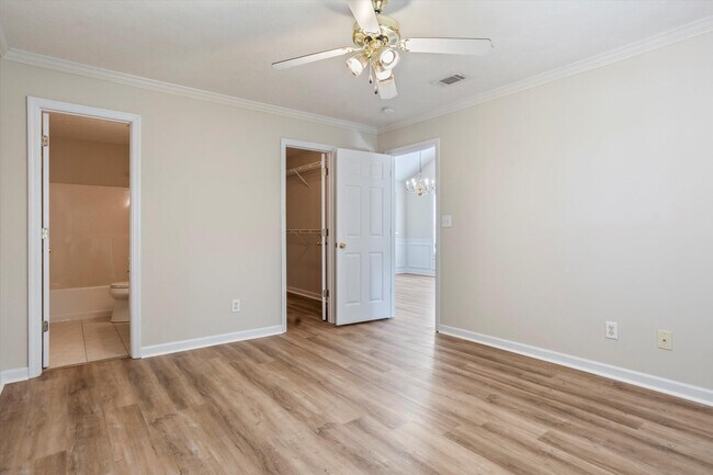Building Photo - 313 Southbank Dr