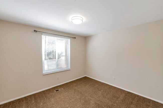 Building Photo - Sugarhouse -  2 Bed 1 Bath 1 Covered Parking