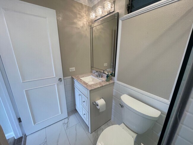 Building Photo - Beautiful 2 bedroom, 2 bath townhome