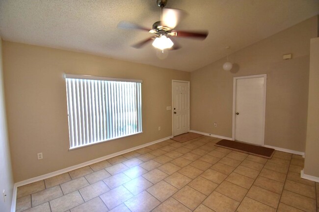 Building Photo - COMING SOON~ Spacious 3 bedroom 2 bath wit...