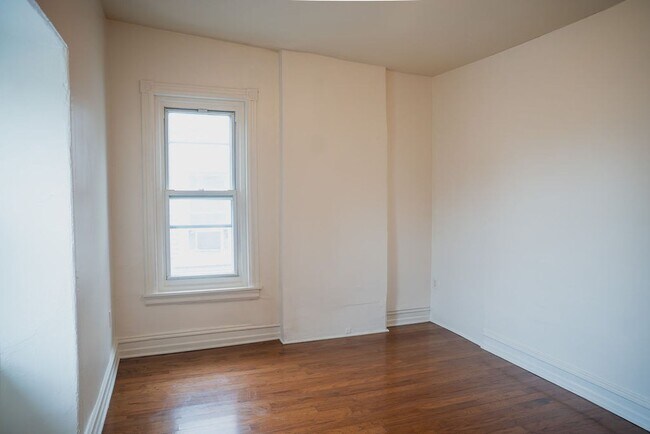 Building Photo - 622 W Chew St