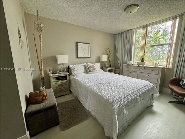 Building Photo - 2711 S Ocean Dr