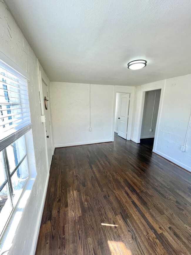 Building Photo - 3 Bed, 1 Bath House in West Dallas