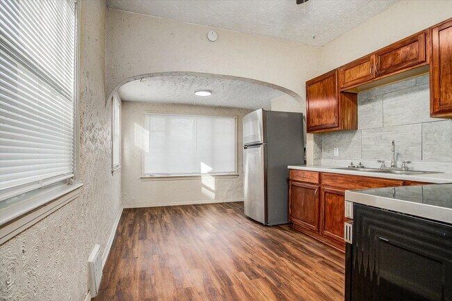 Building Photo - 806 Monroe Ave