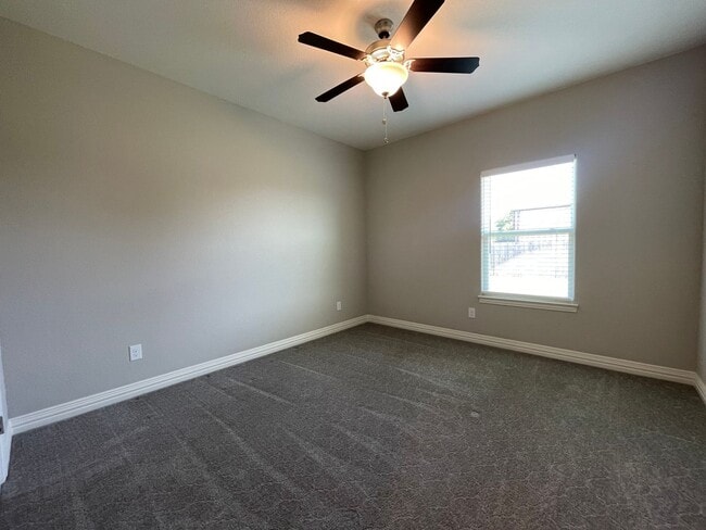 Building Photo - AVAILABLE NOW 3 BEDROOM 2 BATH WITH OFFICE...