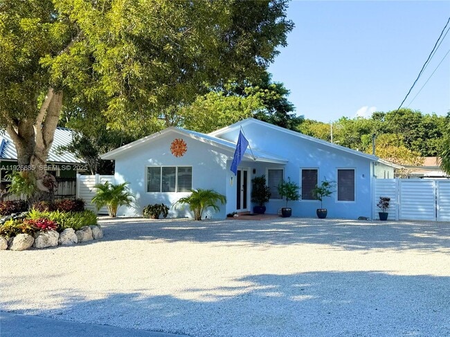 Primary Photo - 8 North End Rd